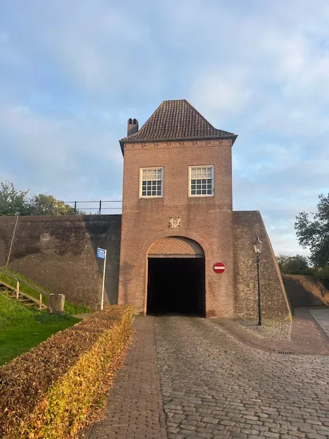 De Wijkse Poort gezien vanaf de Wijksestraat, met de doorgang onder het huisje